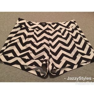 💫Black and white shorts💫